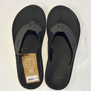 OluKai Men's Black and Gray Flip Flops